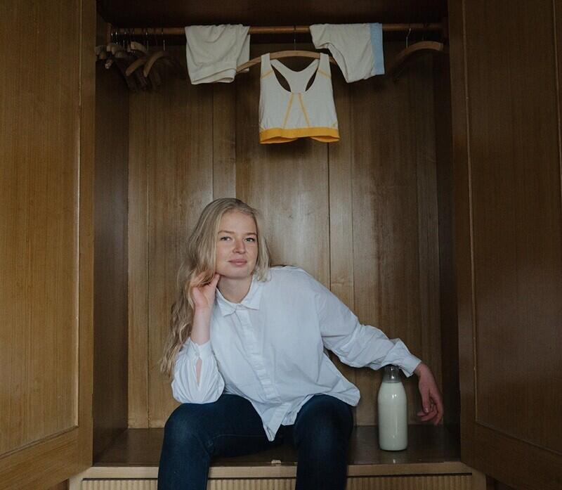 Marie Rysulová šije spodní prádlo z mléčného proteinu. Foto: Veronika Bečková